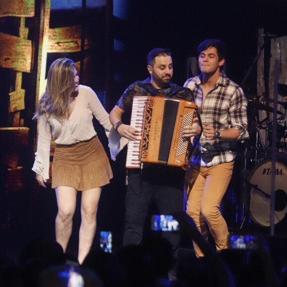 Lucas Veloso e Nathalia Melo se divertiram na gravação do DVD de Mano Walter em São Paulo