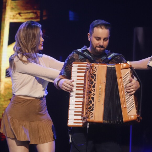 Lucas Veloso e a namorada, Nathalia Melo, dançaram na gravação do DVD de Mano Walter 