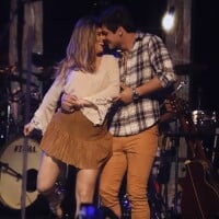 Lucas Veloso dança forró com a namorada, Nathalia Melo, em show. Fotos!