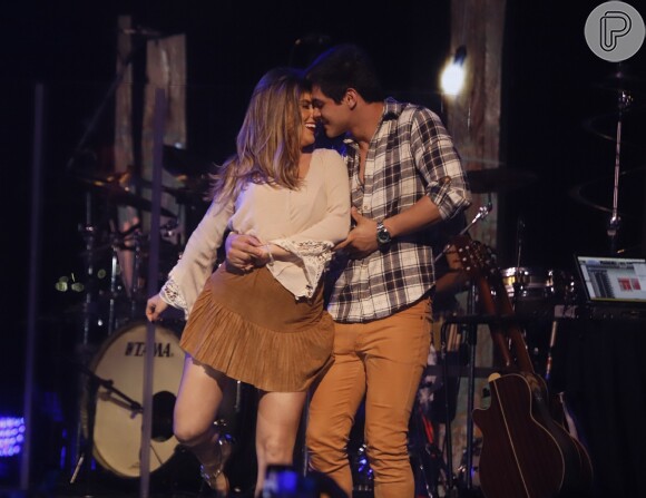 Lucas Veloso dançou forró com a namorada, Nathalia Mello, em show nesta quarta-feira, 10 de outubro de 2018