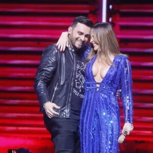 Claudia Leitte usou macacão azul decotado do atelier Sandro Barros