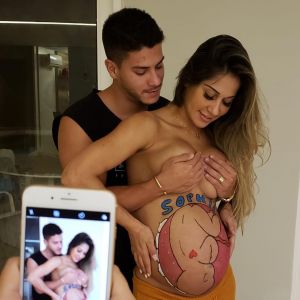 Mayra Cardi posa com barriga pintada por Arthur Aguiar, em 11 de outubro de 2018