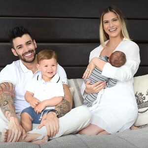 Gusttavo Lima, a mulher, Andressa Suita, e o primogênito do casal, Gabriel, brincaram com os cachorrinhos da família