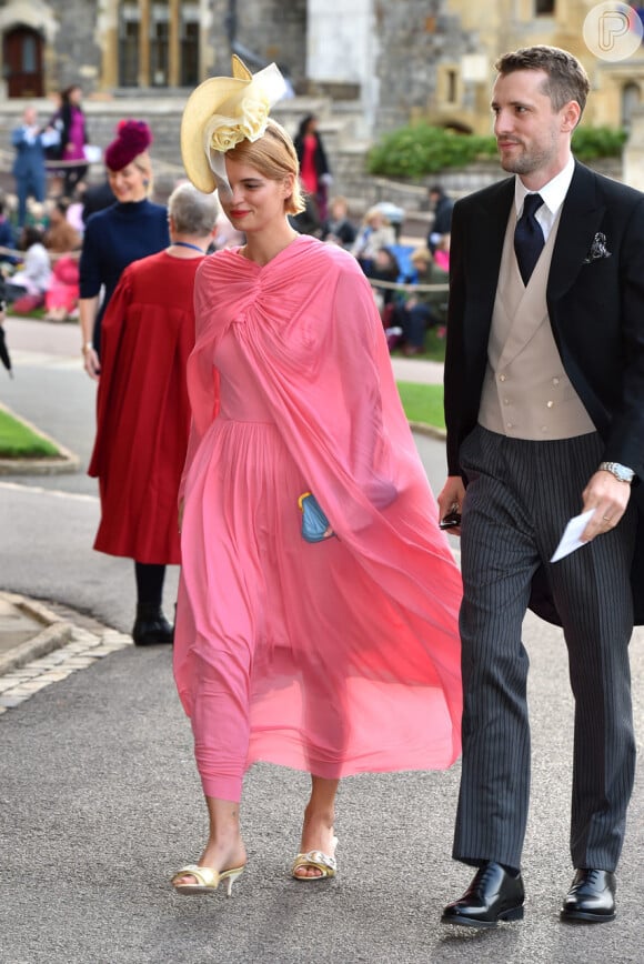 Pixie Geldof escolheu um look Celine na cor do momento, o rosa