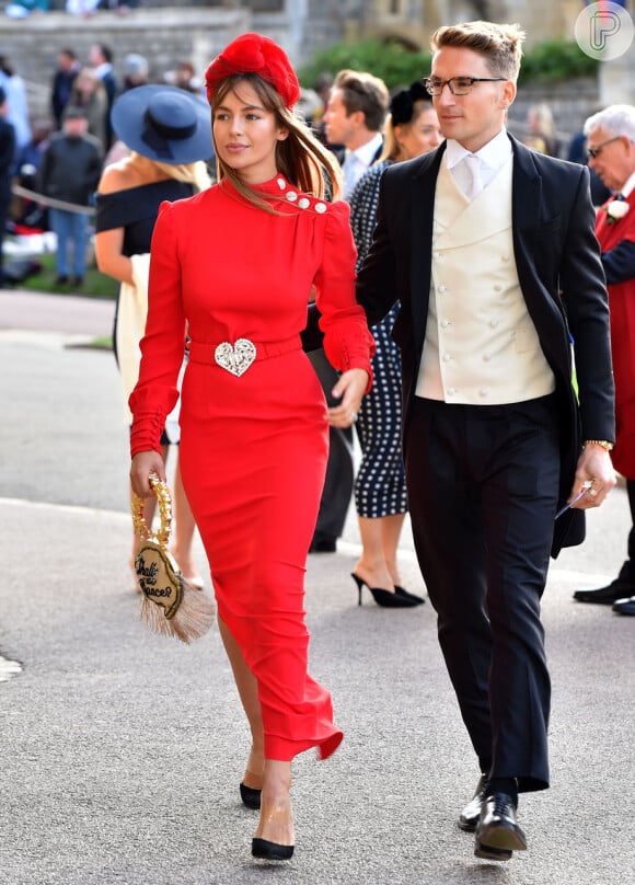 Convidada de vestido vermelho no casamento real