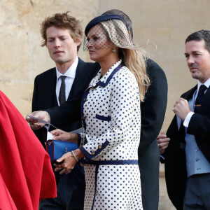 Discreta, Kate Moss optou por um modelo bicolor de poás para a cerimônia