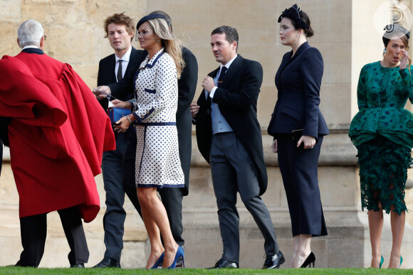 Discreta, Kate Moss optou por um modelo bicolor de poás para a cerimônia