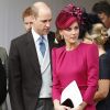Ao lado do Príncipe Philip, Rainha Elizabeth vestiu um look azulzinho claro