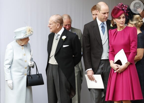 Ao lado do Príncipe Philip, Rainha Elizabeth vestiu um look azulzinho claro