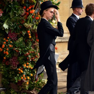 Cara Delevigne escolheu um look masculino para a cerimônia: fraque a chapéu