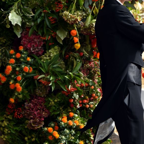 Cara Delevigne escolheu um look masculino para a cerimônia: fraque a chapéu