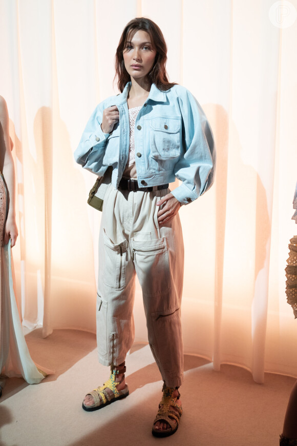 Calça cargo é trend: a grife italiana Alberta Ferretti apostou num modelo em off white vestido por Bella Hadid