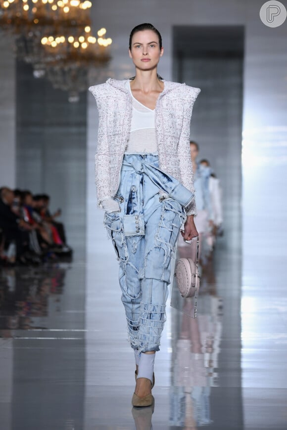Calça cargo é trend: A Balmain apostou em um modelo em jeans clarinho e cheio de detalhes
