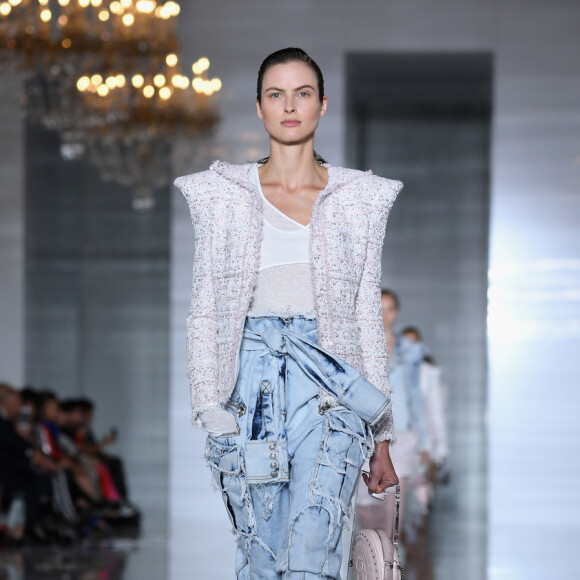 Calça cargo é trend: A Balmain apostou em um modelo em jeans clarinho e cheio de detalhes