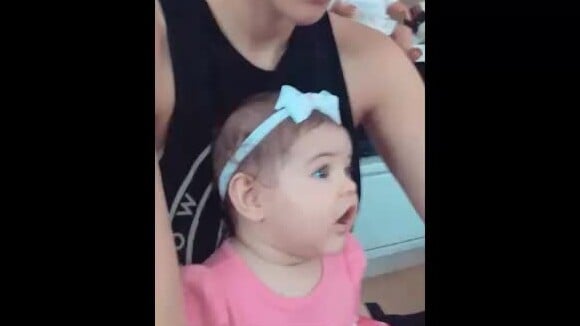 José Loreto mostra filha, Bella, com roupa de Débora Nascimento quando bebê