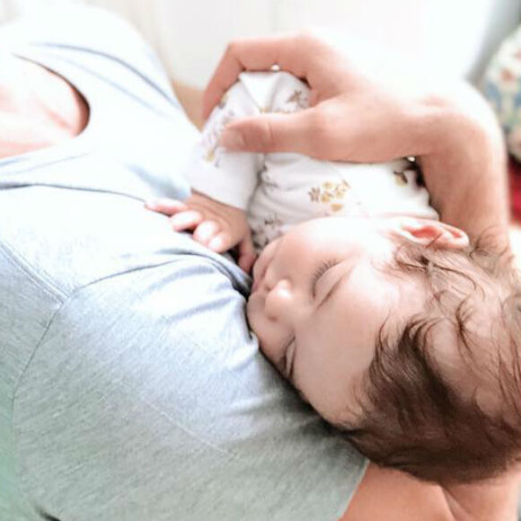 Bella faz muito sucesso na internet ao aparecer ao lado dos pais
