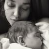 Débora Nascimento sempre compartilha fotos e vídeos amamentando a filha