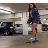 Bruna Marquezine anda de skate pelo estacionamento