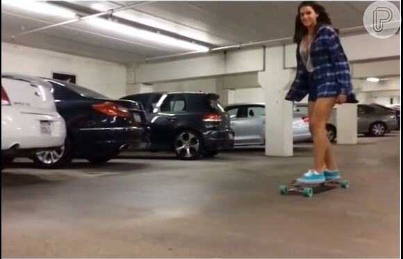 Bruna Marquezine anda de skate pelo estacionamento