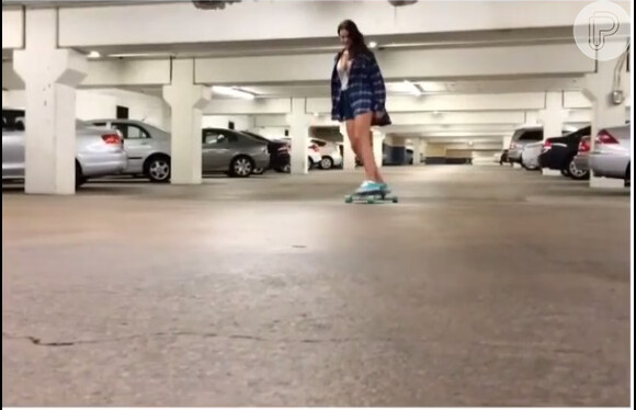 Bruna Marquezine anda de skate
