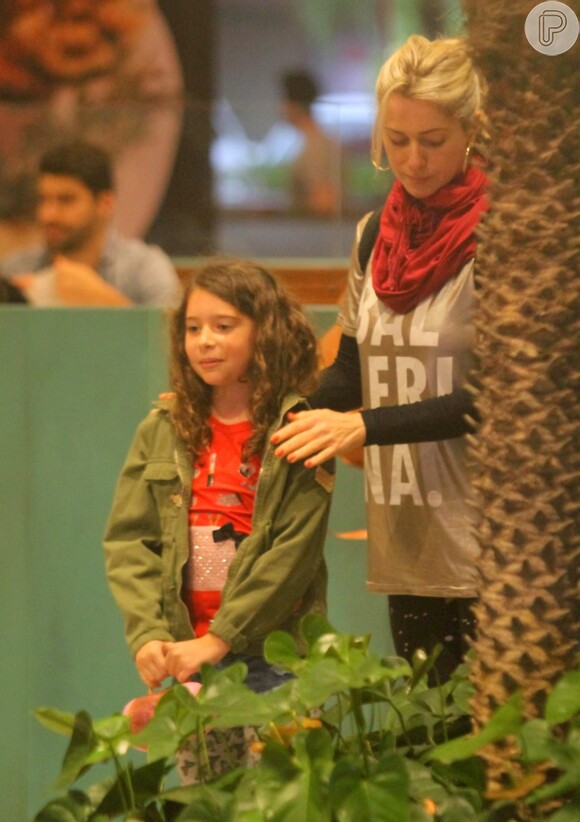 No Dia das Crianças, Leticia Spiller se diverte com a filha no Fashion Mall, em São Conrado, zona sul do Rio de Janeiro, nesta sexta-feira, 12 de outubro de 2018