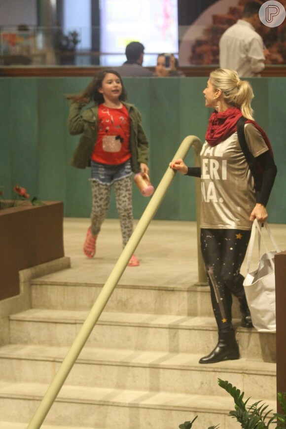 No Dia das Crianças, Leticia Spiller se diverte com a filha no Fashion Mall, em São Conrado, zona sul do Rio de Janeiro, nesta sexta-feira, 12 de outubro de 2018