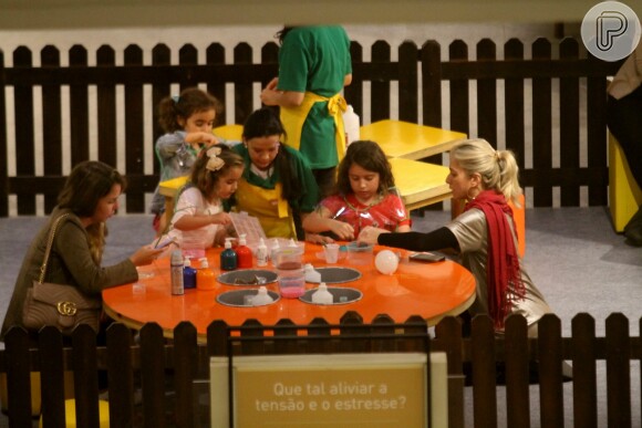 No Dia das Crianças, Leticia Spiller se diverte com a filha no Fashion Mall, em São Conrado, zona sul do Rio de Janeiro, nesta sexta-feira, 12 de outubro de 2018