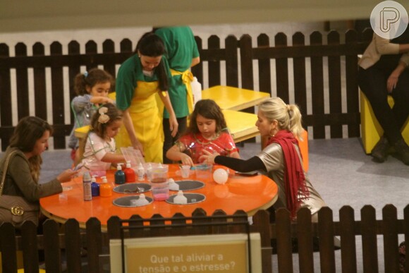 No Dia das Crianças, Leticia Spiller se diverte com a filha no Fashion Mall, em São Conrado, zona sul do Rio de Janeiro, nesta sexta-feira, 12 de outubro de 2018