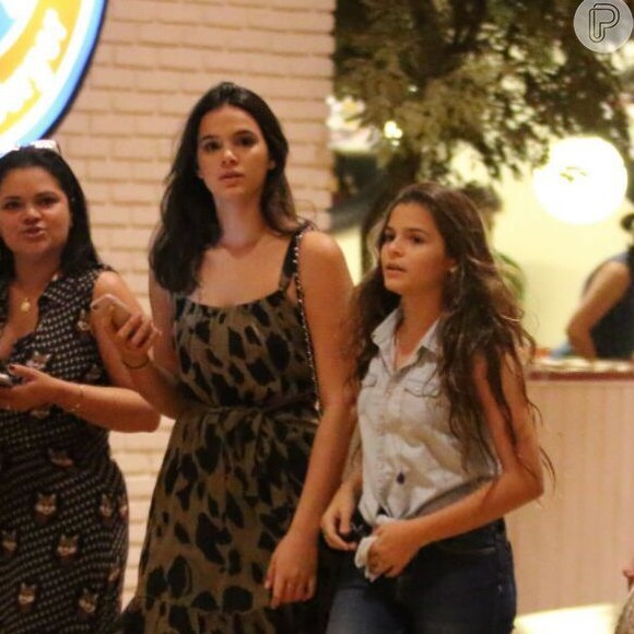 Bruna Marquezine levou a irmã, Luana, ao cabeleireiro neste sábado, 13 de outubro de 2018