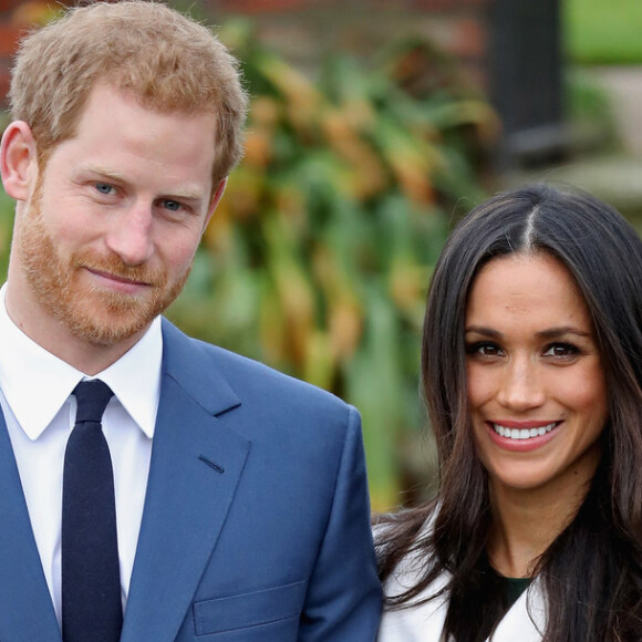 'O duque e a duquesa de Sussex estão muito felizes em anunciar que a duquesa de Sussex está esperando um bebê, que deve nascer na primavera de 2019 (outono de 2019)', escreveu o palácio de Kensington
