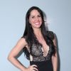 Namorada de Zezé Di Camargo, Graciele Lacerda prestigia show do sertanejo com vestido decotado