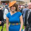Looks com cores fortes como azul e laranja são queridinhos da Princesa Eugenie, como mostra essa produção feita para uma festa no jardim do Palácio de Buckingham, em Londres, em 2017