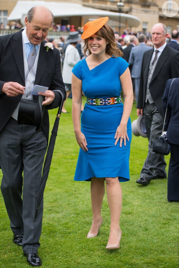 Looks com cores fortes como azul e laranja são queridinhos da Princesa Eugenie, como mostra essa produção feita para uma festa no jardim do Palácio de Buckingham, em Londres, em 2017
