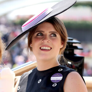 Durante um evento na Inglattera em 2017, a princesa Eugenie surgiu de chapéu de aba grande com detalhes em lilás e rosa