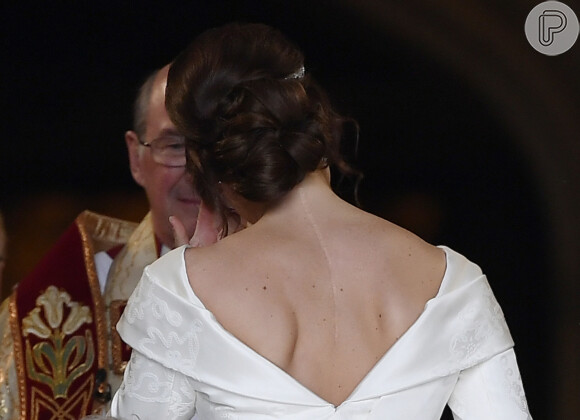 O vestido de casamento da princesa Eugenie de York deixava à mostra a cicatriz da cirurgia de escoliose