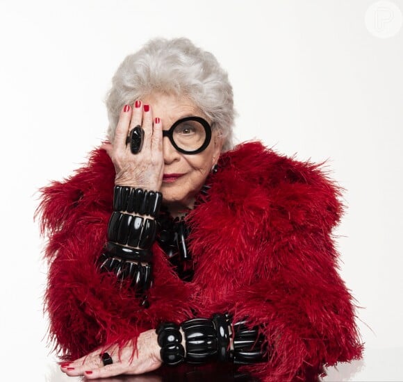 A atriz conta a história da fashionista de 97 anos, Iris Apfel, sob o ponto de vista e dos pensamentos da norte-americana. O monólogo escrito por Cacau Hygino tem direção de Maria Maya e estará em cartaz até o dia 16 de dezembro