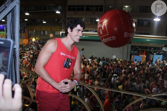 Além de curtir os trios de Salvador, Reynaldo Gianecchini assistiu ao desfile da Grande Rio, no Rio