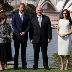 Meghan Markle e príncipe Harry foram recebidos por Peter Cosgrove, o governador-geral da Austrália, e sua esposa, Lady Cosgrove, em Sidney