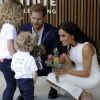 Meghan Markle e príncipe Harry receberam flores de crianças ao desembarcarem na Austrália