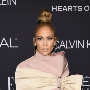 Jennifer Lopez escolheu um modelo escultural e moderninho da Maticevski