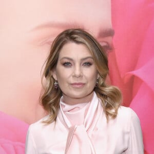 Ellen Pompeo, a eterna Meredith de 'Grey's Anatomy', apostou num look rosinha de camisa de laçada e saia mídi da Calvin Klein. Bem menininha!