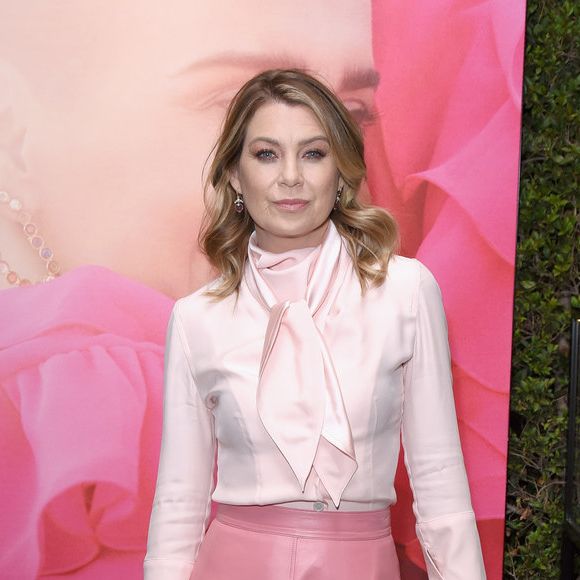 Ellen Pompeo, a eterna Meredith de 'Grey's Anatomy', apostou num look rosinha de camisa de laçada e saia mídi da Calvin Klein. Bem menininha!
