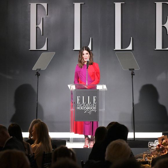 Sandra Bullock foi de vestido mídi bicolor em tons quentes