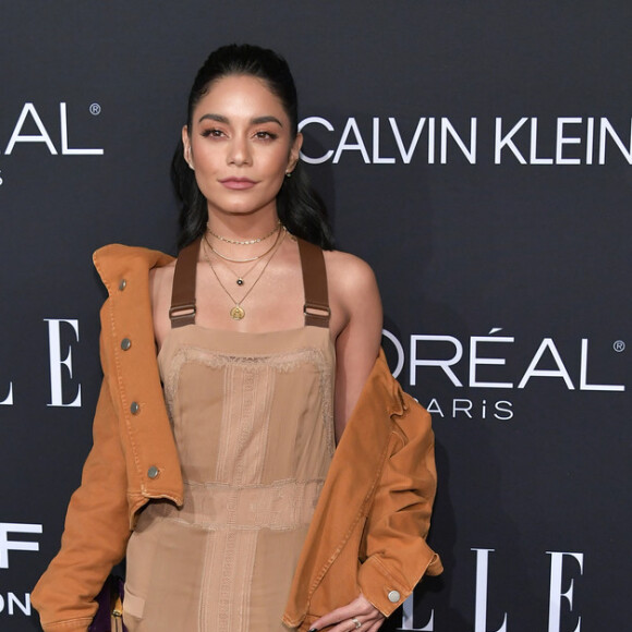 Vanessa Hudgens também apostou nos tons terrosos no look Alberta Ferretti