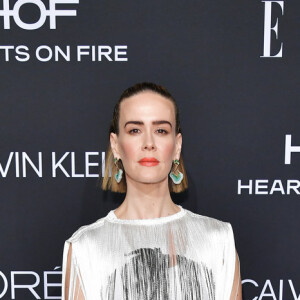 Sarah Paulson, bem fashionista, apostou no look Calvin Klein