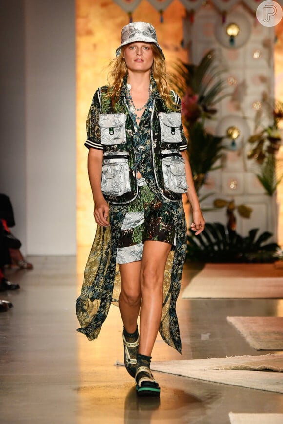 Colete é tendência nas passarelas: com bolsos gigantes em look de pegada tropical Anna Sui