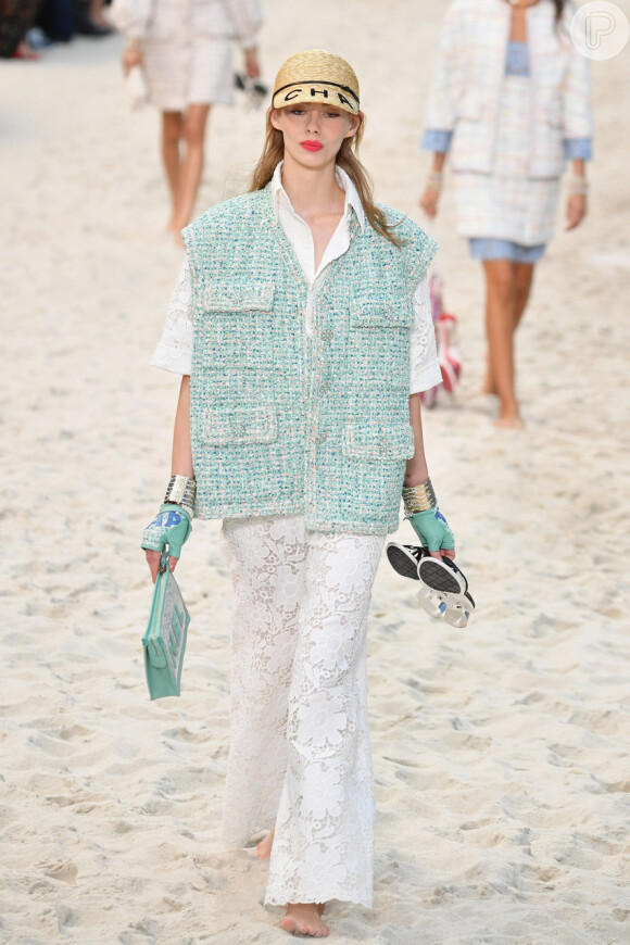 A Chanel apostou no modelo utilitário feito em tweed, um arraso!