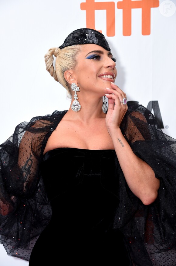 Anel de Lady Gaga possui um grande diamante rosa com 12 brancos ao redor