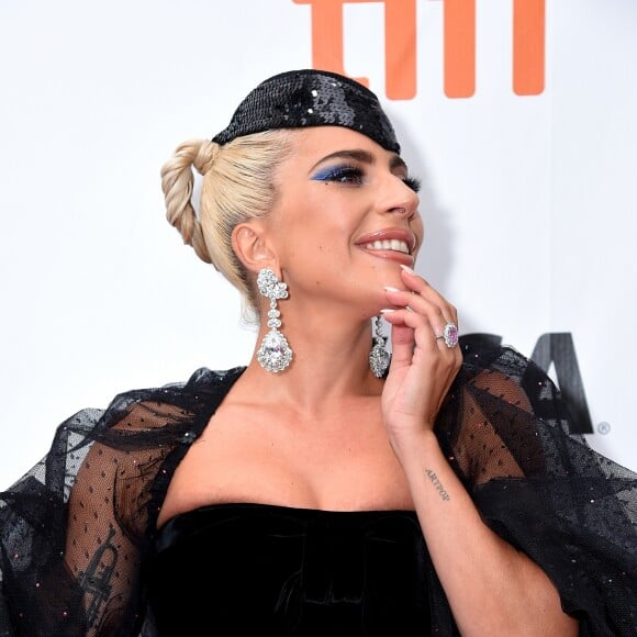 Anel de Lady Gaga possui um grande diamante rosa com 12 brancos ao redor