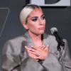 Lady Gaga exibe anel de R$ 1,5 milhão após confirmar noivado em evento nos Estados Unidos, em 17 de outubro de 2018